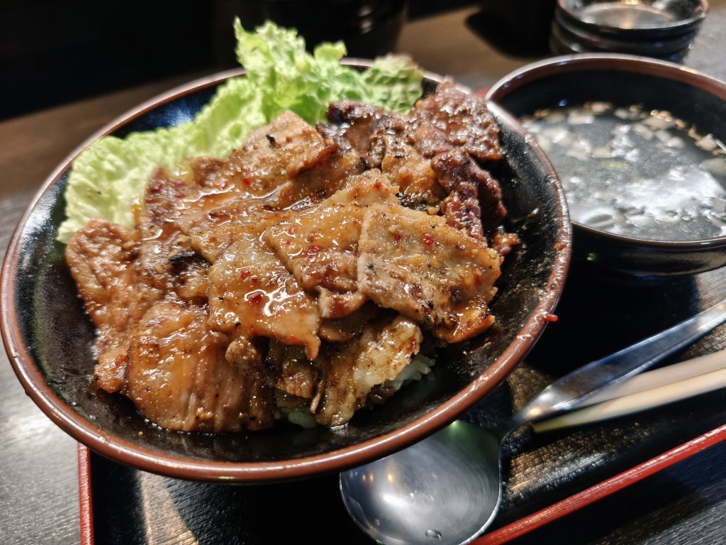 _tomo_WACK's tweet photo. デコてやはズルいなぁ〜とか言いながら池袋で焼肉丼かきこんでる…🥢 https://t.co/lkthsiz9PV