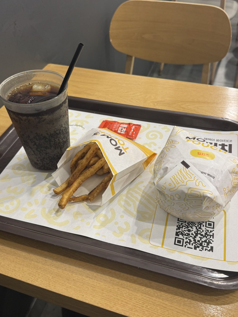 shafu_korea's tweet photo. 今日の夜は大好きなディープチーズバーガーを注文

商品を受け取る際にシェフから

「맛있게 드세요」と言われたがなぜ私がこんなことを言われなくてはいけないのか？

むしろこんな高尚な料理を作っていただいて感謝しなくちゃいけないのは自分なのに

退店時にはいつも以上にシェフへ感謝を述べた https://t.co/FQYGQVeZB4