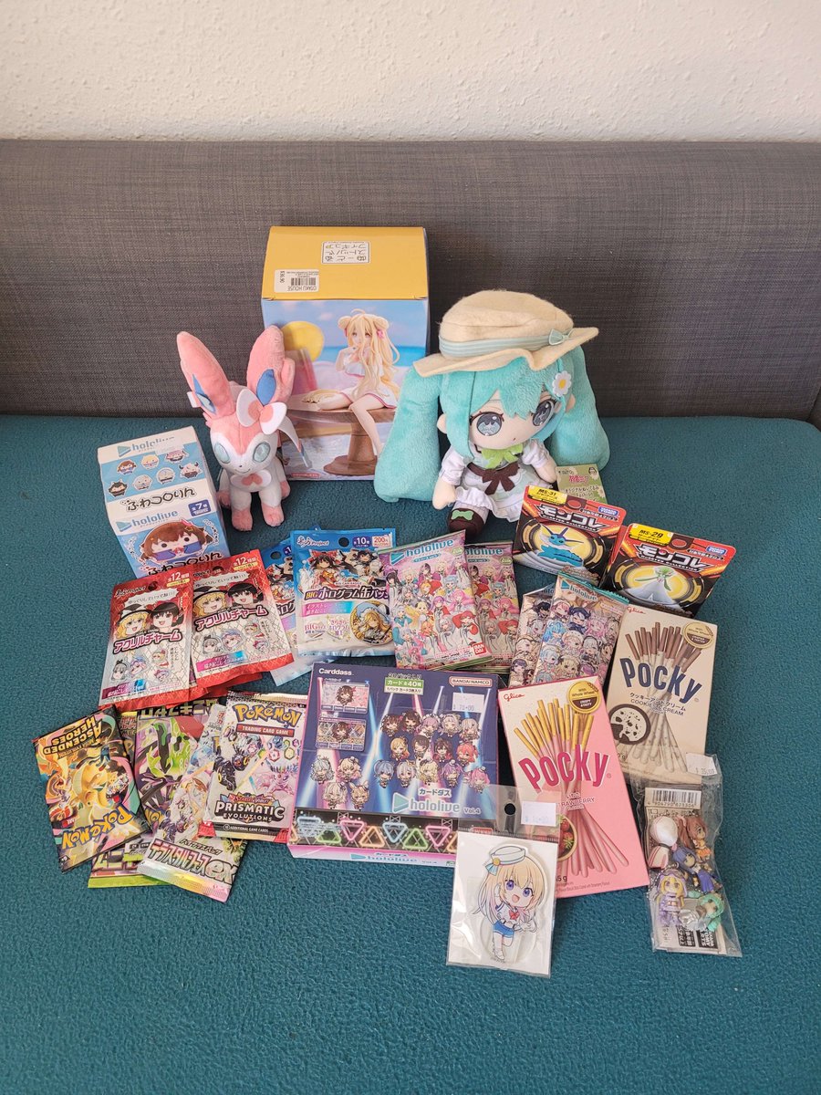 Frydi_'s tweet photo. Animu haul from my trip. Didn't nearly have as much time as I wanted for shopping, but got some stuff.
I didn't realize until in the plane, that the Mukuro figure is a soup lid stopper, so instant ramen arc incoming??? https://t.co/6SKbwP09J4