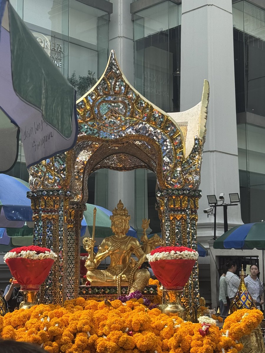 raymondqu's tweet photo. Visiting the Erawan Shrine in Bangkok again, hoping for good luck and everything going smoothly 😊😊👏👏 https://t.co/GhhcTcfdUK
