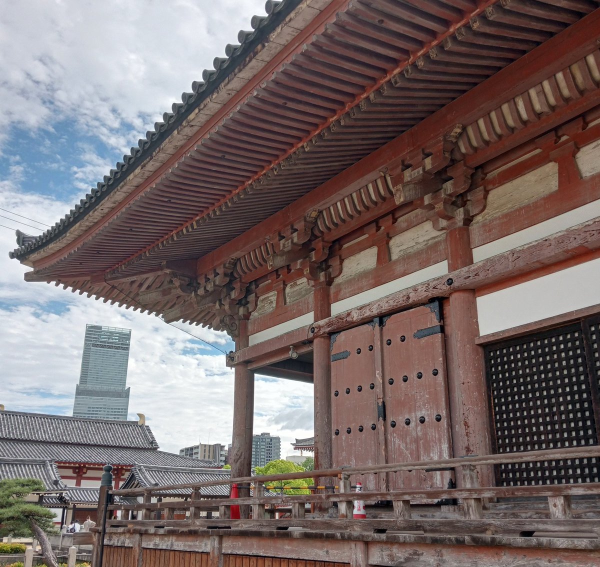 osaka654's tweet photo. #四天王寺 仏教文化講演会 四天王寺修正会(#どやどや)と各地の修正会・オコナイ拝聴👏新年の仏教行事、#修正会(南都寺院など)は天武天皇の頃に開始。どやどや(結願法要)では #六時堂 で前で #牛王宝印、お札、を裸の若者が奪い合う🫨各地のオコナイ、民間行事、も宝印を使用(高齢化により減少中😢)。 https://t.co/SXok4Qx4AE