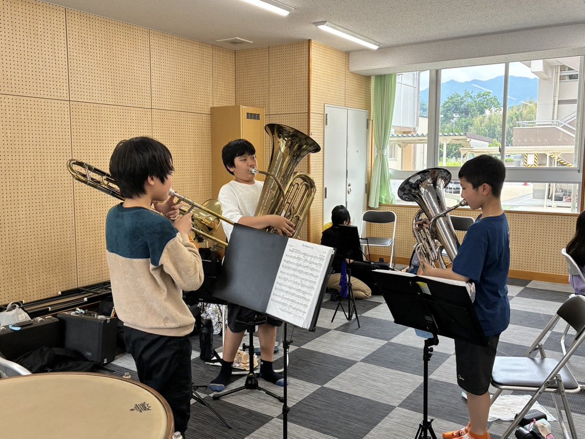 wind_ensenble's tweet photo. 今日はマウスピース合格した子たちが
初楽器♪
これから、どんな音を奏でてくれるのか楽しみだなー。

そして、他のメンバーは各パートに分かれての練習！！

✴︎新年度一発目のイベント✴︎
６月13日（土）吹奏楽フェスティバル https://t.co/AC4vU3ICDM