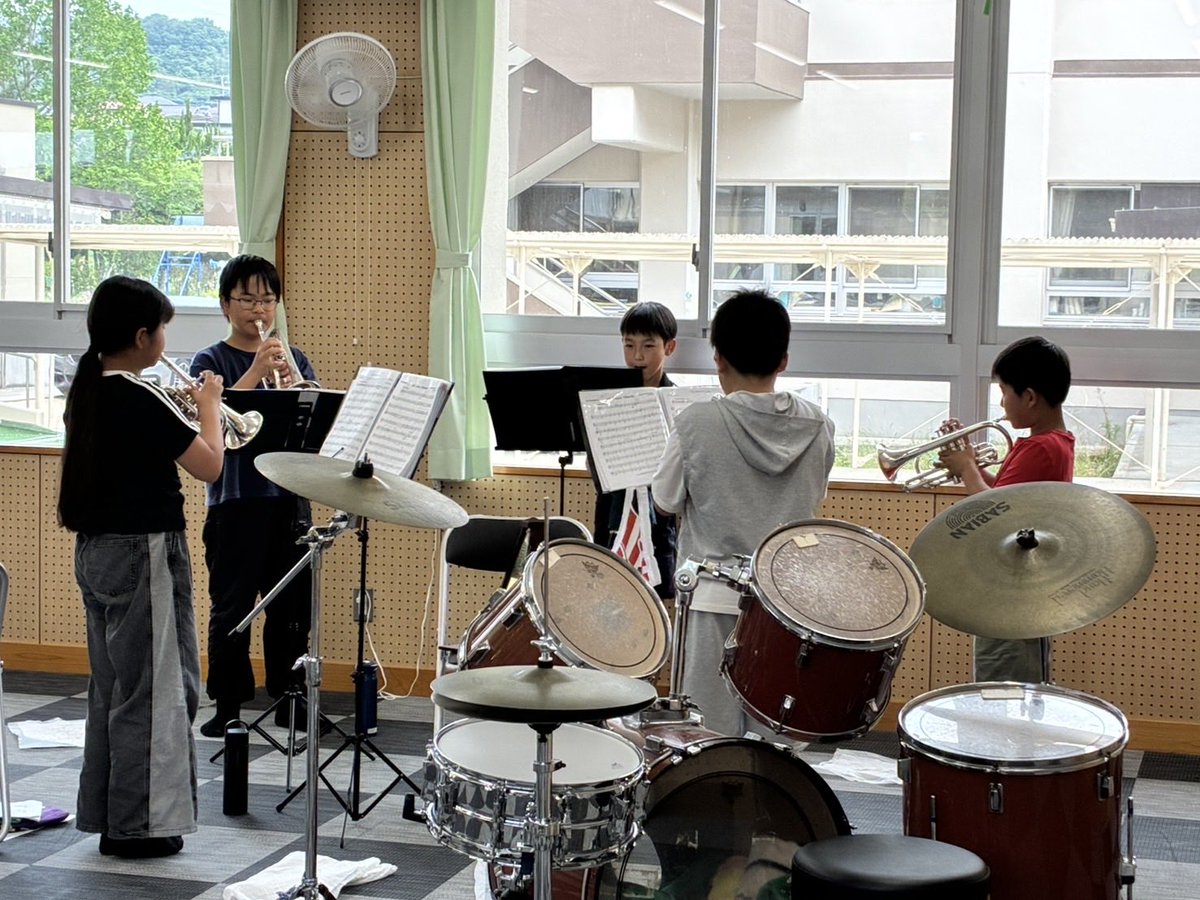 wind_ensenble's tweet photo. 今日はマウスピース合格した子たちが
初楽器♪
これから、どんな音を奏でてくれるのか楽しみだなー。

そして、他のメンバーは各パートに分かれての練習！！

✴︎新年度一発目のイベント✴︎
６月13日（土）吹奏楽フェスティバル https://t.co/AC4vU3ICDM