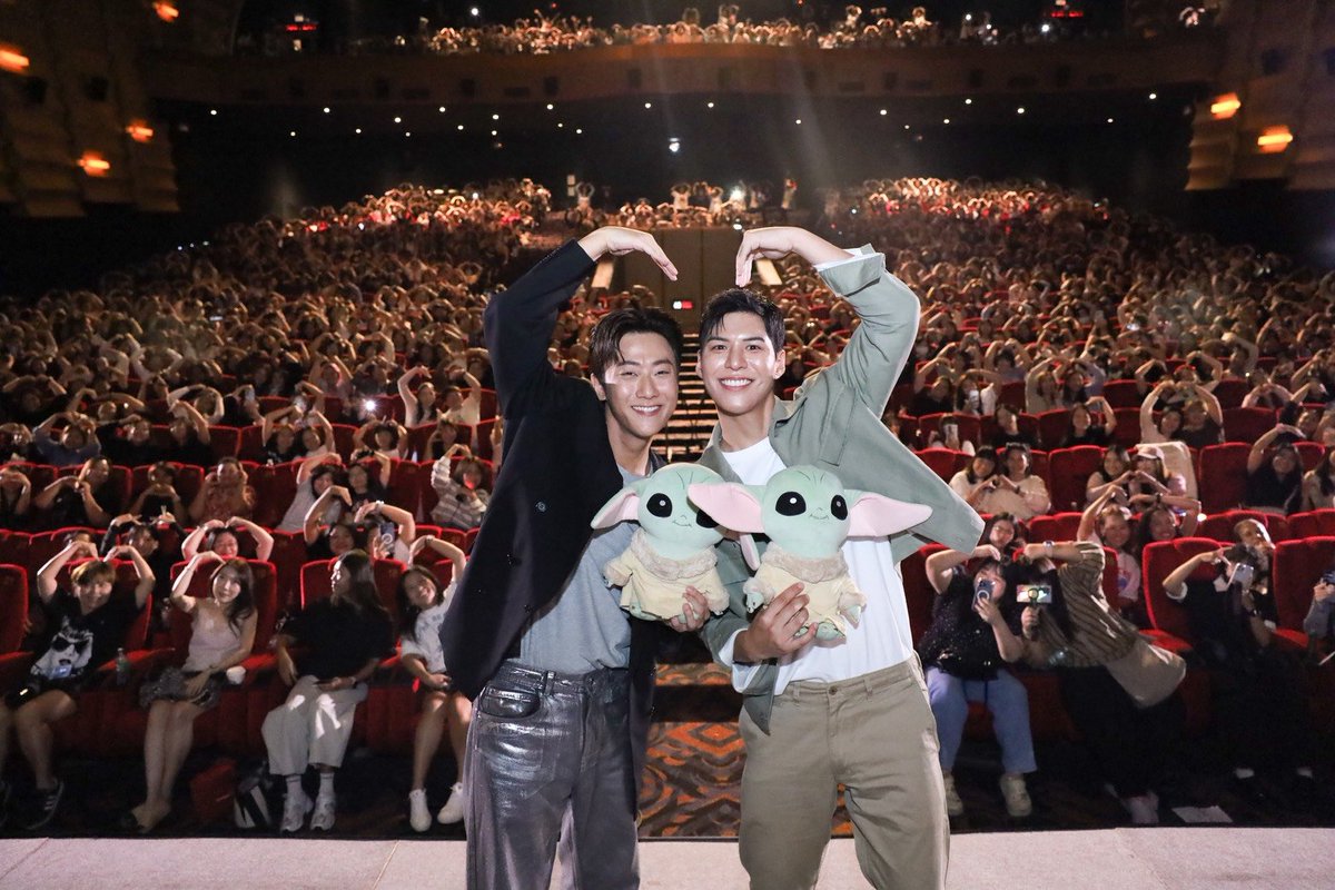 MajorGroup's tweet photo. รวมพล #ด้อมใจฟู กว่าพันคน! 
ดูหนังไปกับ #พี่จองคัลแลน  
พร้อมผู้โชคดีที่ได้ถ่ายรูปร่วมกับอปป้า 
The Mandalorian and Grogu 
Special Screening #TheMandalorianAndGrogu
#แมนดาลอเรี่ยนและโกรกู 

ที่โรงสยามภาวลัย พารากอน ซีนีเพล็กซ์ 
ใครพลาดเดือนหน้าพบกันกับ 
#ToyStory5 Special Screening 
ติดตามรายละเอียดได���เร็ว ๆ นี้

MAJOR X JUNGCULLEN MANDALORIAN
#TheMandalorianandGroguTH
#TheMandoGroguTHxJungCullen