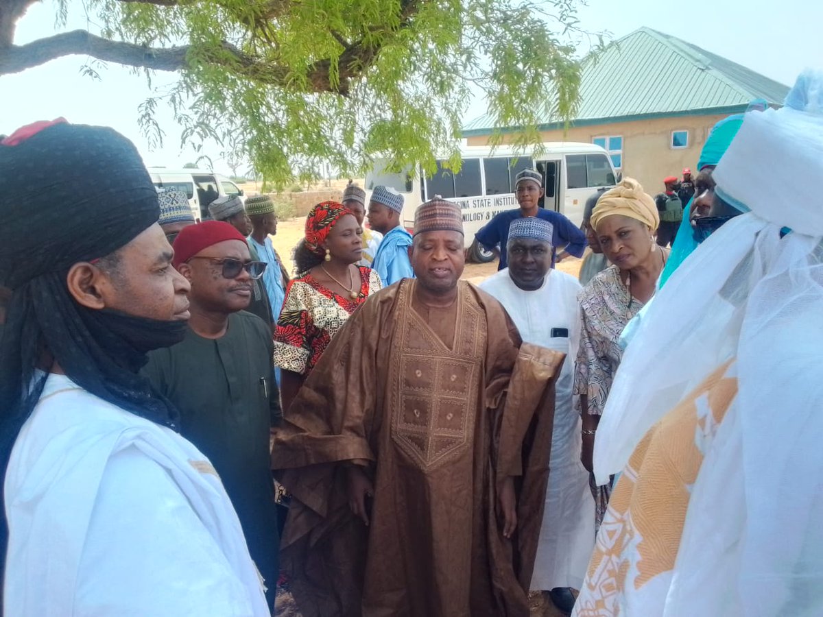 NDENigeria's tweet photo. The Acting DG of the National Directorate of Employment, Mr. Edmund Onwuliri, paid a courtesy visit to the palace of His Royal Highness Alhaji Umar Faruq Umar, Emir of Daura, during his official tour of Katsina State 🤝
#NDE #DauraEmirate #KatsinaState #Agriculture #JobCreation https://t.co/wMbRPD5c8R
