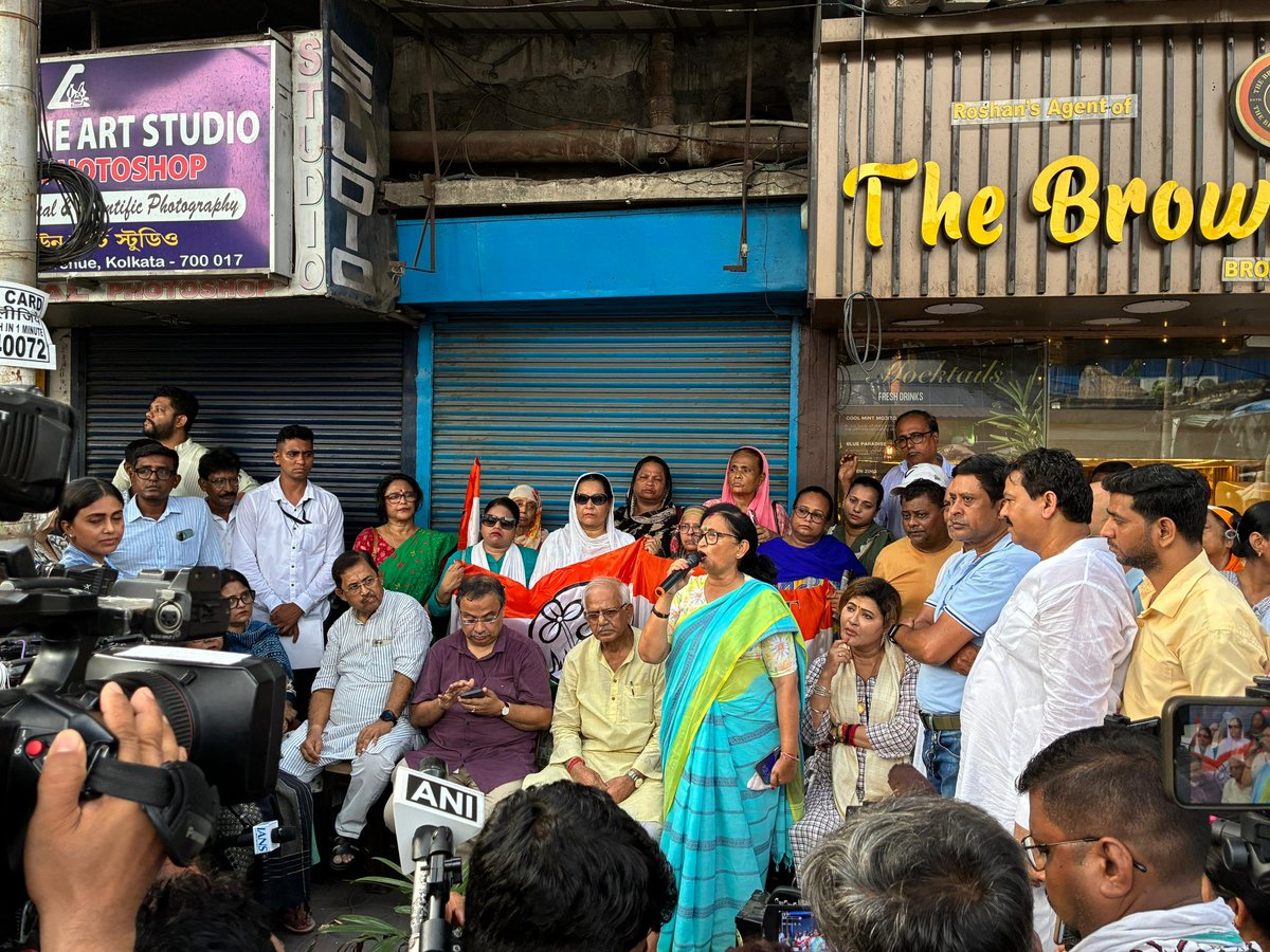 AITCofficial's tweet photo. Under the @BJP4Bengal's "bulldozer model", livelihoods are being crushed without humanity, planning or rehabilitation.

Thousands of hawkers and small vendors who struggled for years to earn an honest living are now being thrown into absolute uncertainty!

We strongly protest this anti-people action. No eviction should take place without proper rehabilitation, alternative arrangements and dialogue with affected families.