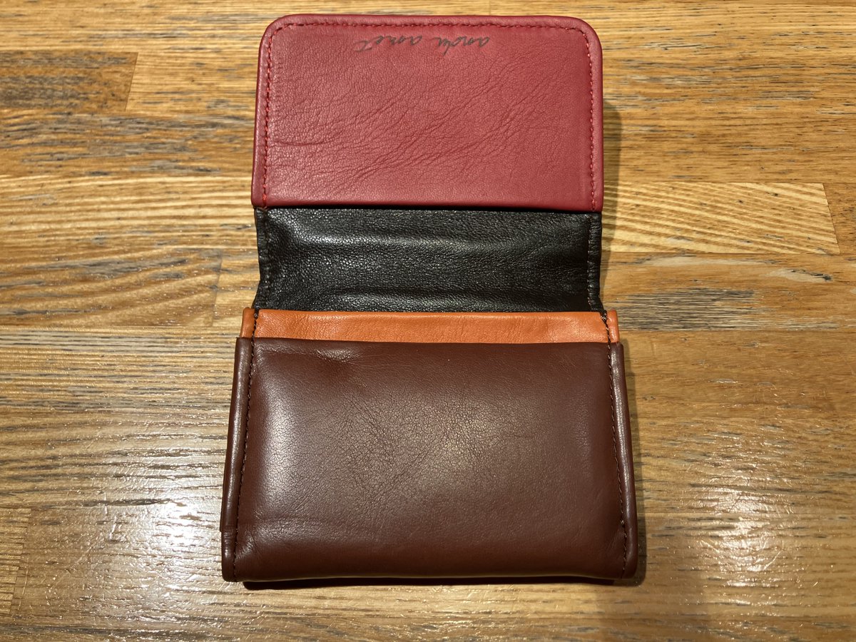 fumix0000's tweet photo. 新しい名刺入れを購入。
勉強会でandu ametの鮫島弘子社長にお会いし、諸々お話を伺い、翌日本町で仕事があり、なんば高島屋の催事へ伺いました。エチオピアの羊革でとても軽く柔らかいです。「次世代のフェアトレード」を掲げるブランドで、B Corp認証も取得。長く大切に使いたいです。
#anduamet https://t.co/4HcbzVH18A