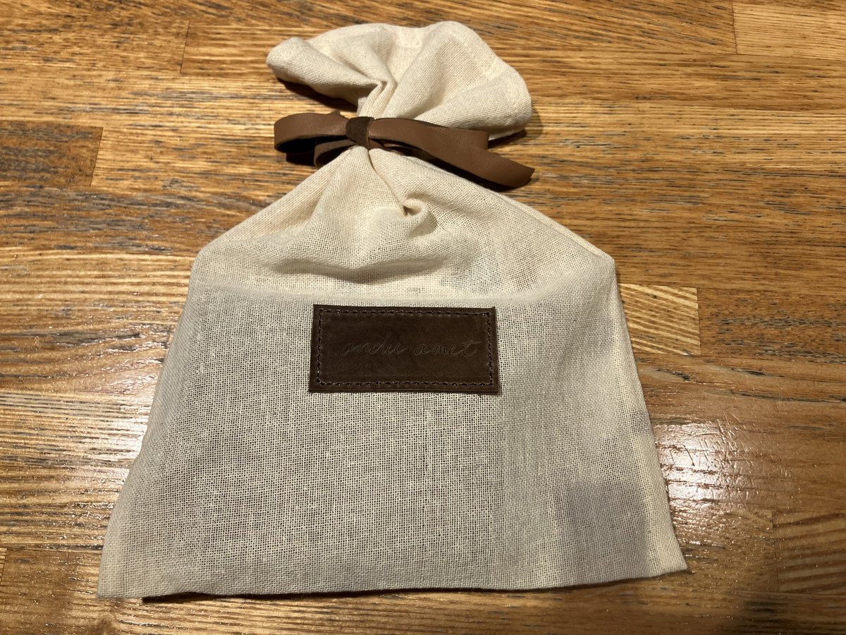 fumix0000's tweet photo. 新しい名刺入れを購入。
勉強会でandu ametの鮫島弘子社長にお会いし、諸々お話を伺い、翌日本町で仕事があり、なんば高島屋の催事へ伺いました。エチオピアの羊革でとても軽く柔らかいです。「次世代のフェアトレード」を掲げるブランドで、B Corp認証も取得。長く大切に使いたいです。
#anduamet https://t.co/4HcbzVH18A