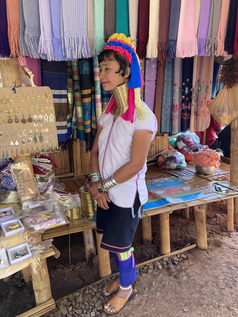 UltraHChappy's tweet photo. 首長の村に来ました。
みなさんお綺麗です。
#海外旅行　#タイ https://t.co/SWYbFsHy0W