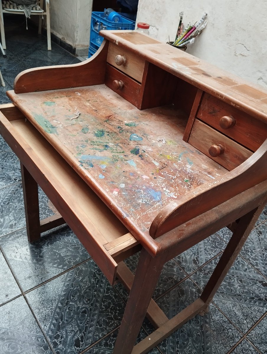 SommaLuis's tweet photo. Gente acá les comparto este trabajo en escritorio de una niña. Se quitaron pegotines, se lijo a cero y se aplicó un producto bien resistente. Asi quedó. Muy agradecido con la familia y con todos Uds. 091470996/091470997 si desean consultar me escriben por WhatsApp https://t.co/VZI4zDHvY3