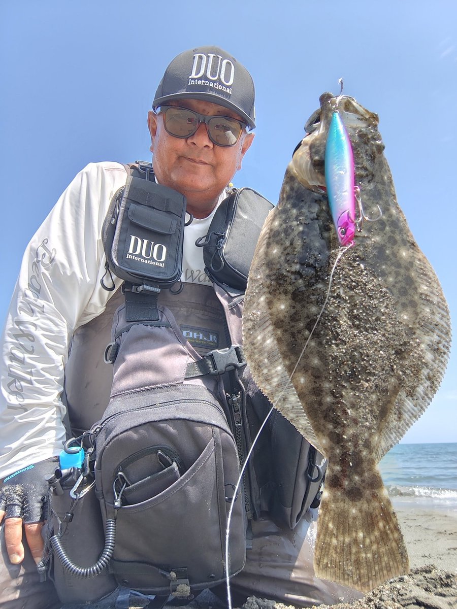 terastation515's tweet photo. in三重サーフ！

DUOの
ウェッジ95Sの新色にヒット！🐟️

かわいいソゲサイズでしたが嬉しい１枚

・ヒットルアーは
【DUO】ウェッジ95S
　　　(UVピンクシャイニーブルーGB)

#DUOinternational
#DUOサポーター
#ウェッジ95S
#三重サーフ
#PR https://t.co/fr8lpLjGtk