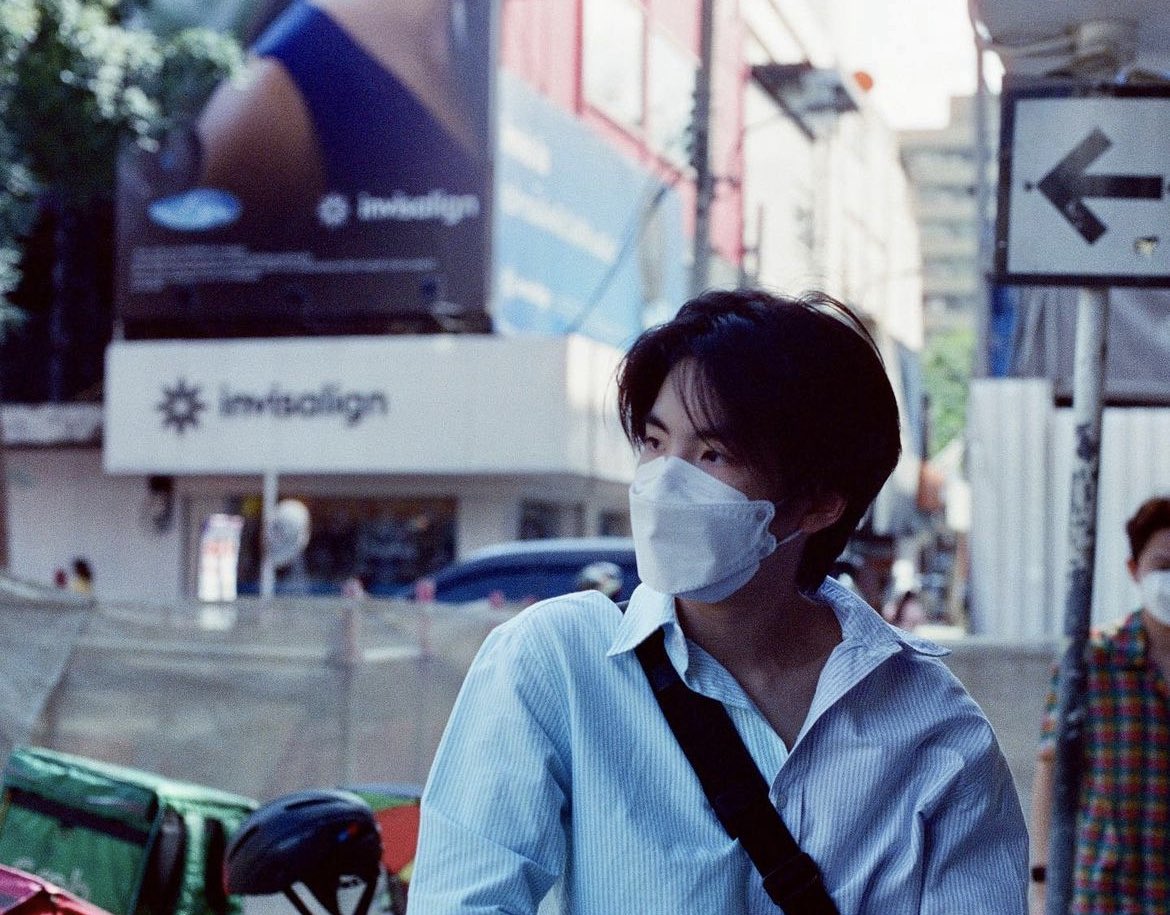 pan_panggeow's tweet photo. อยู่ในทุกช่วงเวลาถึงไม่ได้อยู่ในรูปกับเขาก็ไม่เป็นไร เพราะการที่เราได้อยู่ในmomentนั้น ได้เป็นคนถ่ายรูป เราก็จะจำได้ตลอดไปว่าเราเป็นคนถ่าย แค่นั้นพิเศษพอแล้ว
-เอเอ อชิรกรณ์- https://t.co/ZnpFdVZJYb