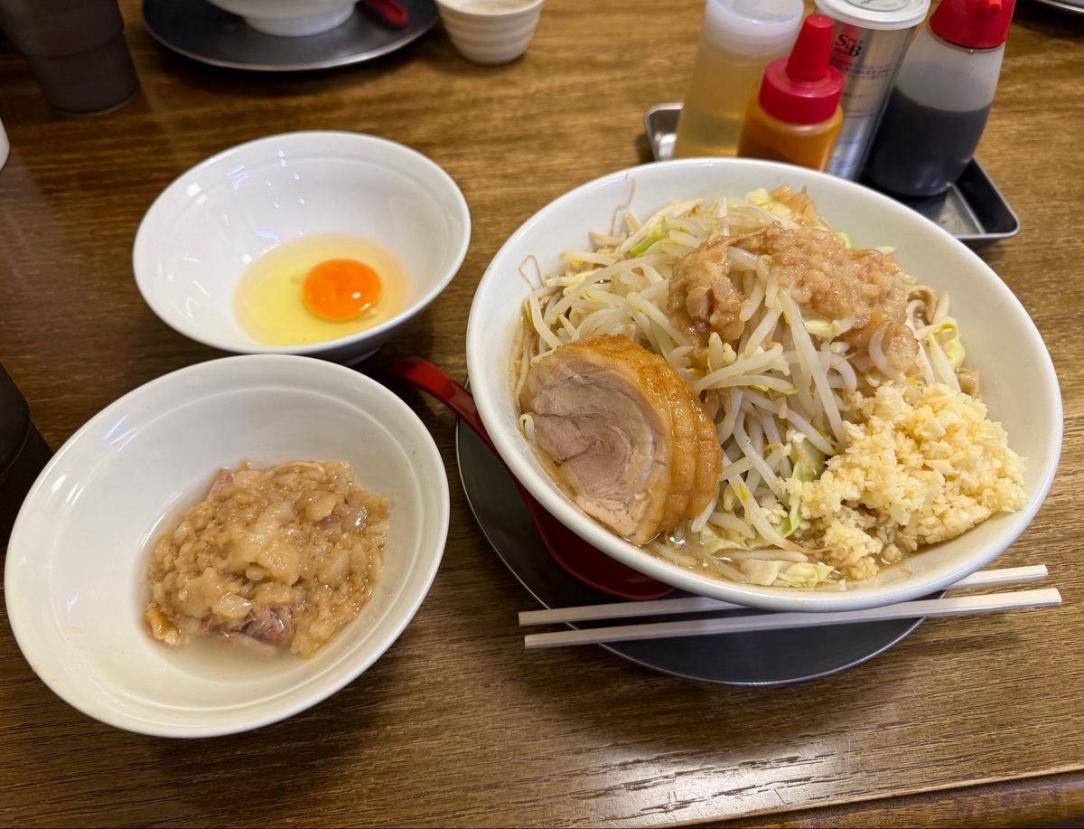 kasane0401's tweet photo. 今夜は栃木県小山市にある「ラーメン☆ヒカリ」のラーメン＋生卵＋豚入りアブラです✌︎('ω')✌︎
麺と卵の旨さがトップクラスなんですわ♡
序盤に使う豚入りアブラ、ヤサイを潜らせテッカテカにしてから口いっぱいに頬張れば、テンションと血中コレステロールは天に昇るよう/////つまり最高なんです https://t.co/yrWq6x7xI7