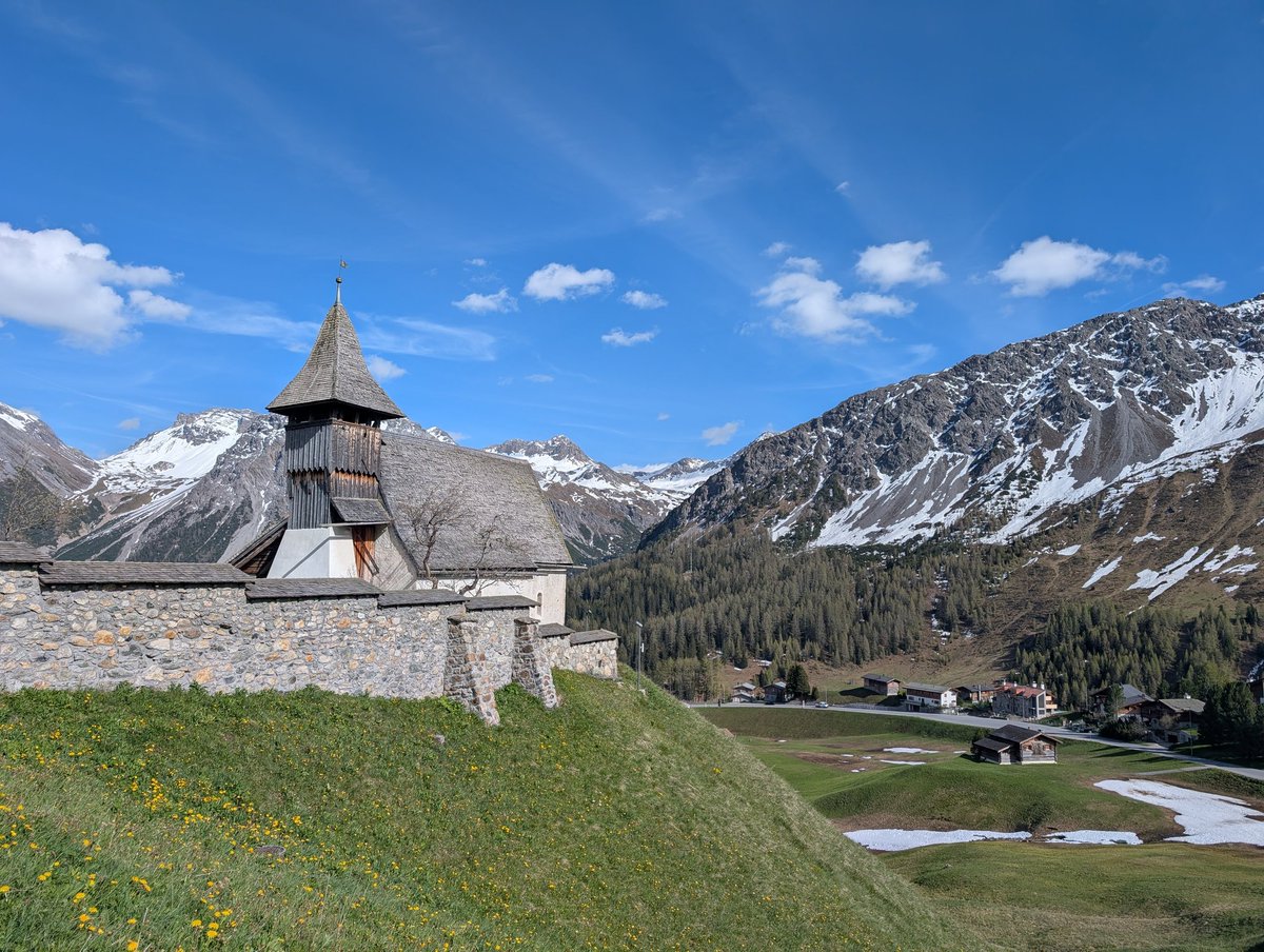 JolandaMelville's tweet photo. Went hiking in Arosa with a friend.
It's still early spring at 2000 meters but it was great!
#Arosa #Schweiz https://t.co/vEISHQIPGx