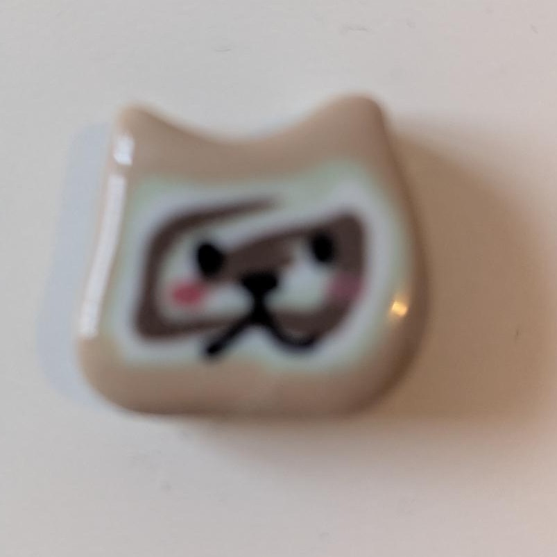 MYBUSINFO's tweet photo. 数年前に日本で流行った「猫パン」を、なんとパリで発見🐾✨
 しかもパリ版は、日本らしく抹茶とあずきのうずまきパン🌀
今年食べた ガレット・デ・ロワ のフェーブ（陶器）で当たったものと同じ形で、見た瞬間即買い！
何かいいことが起こりそうな予感…✨
日本のパンはフランス人にも大人気です♡ https://t.co/CWMsuM8rgp