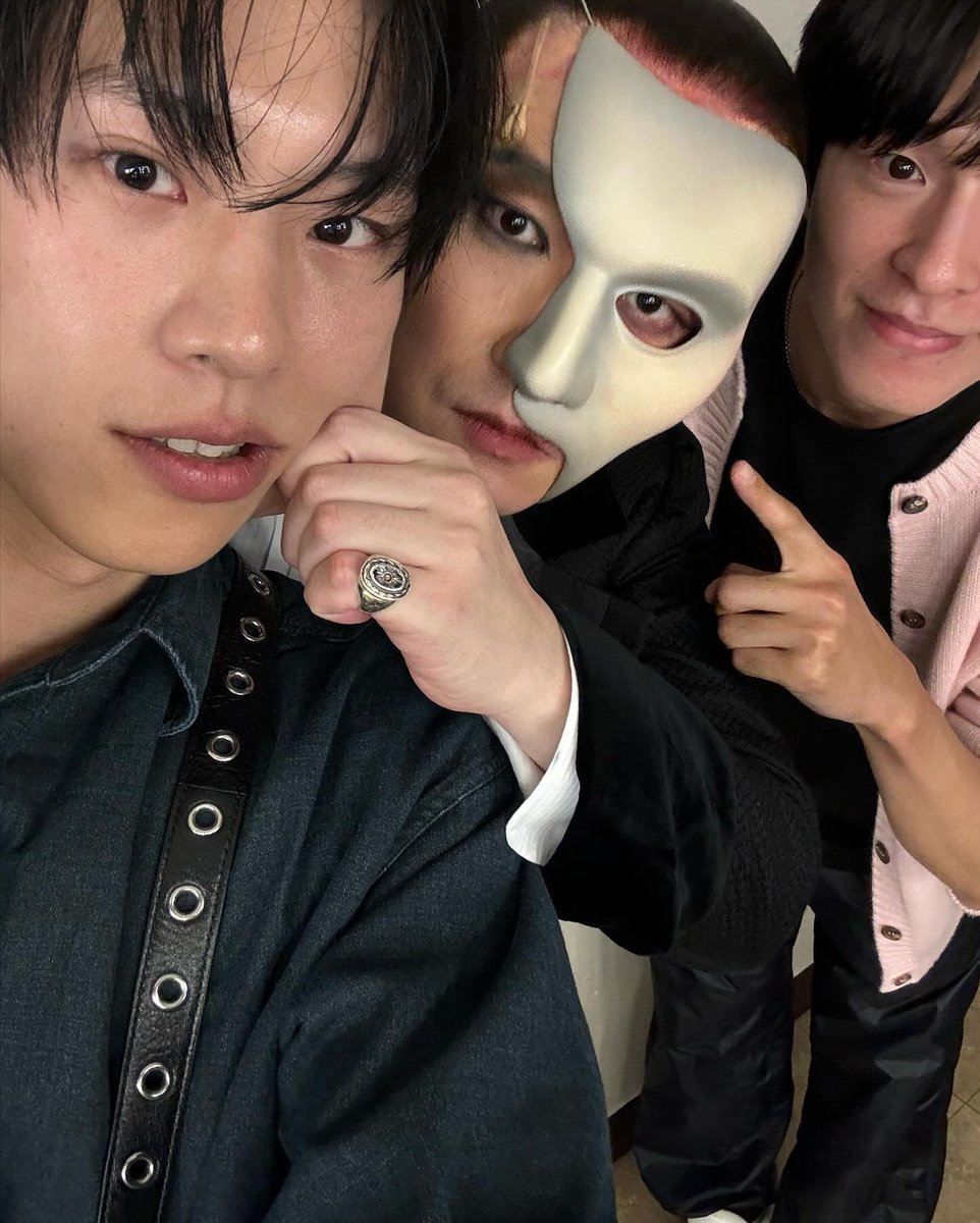 nmfav12's tweet photo. 조승우 김성철 감동사건
7년 만에 같은 포즈로 셀카를 찍어준 사건이다
이분들같작다시한번희망해요♡♡(제발...)

2016                                                    2023 https://t.co/4p4XK0MGPU