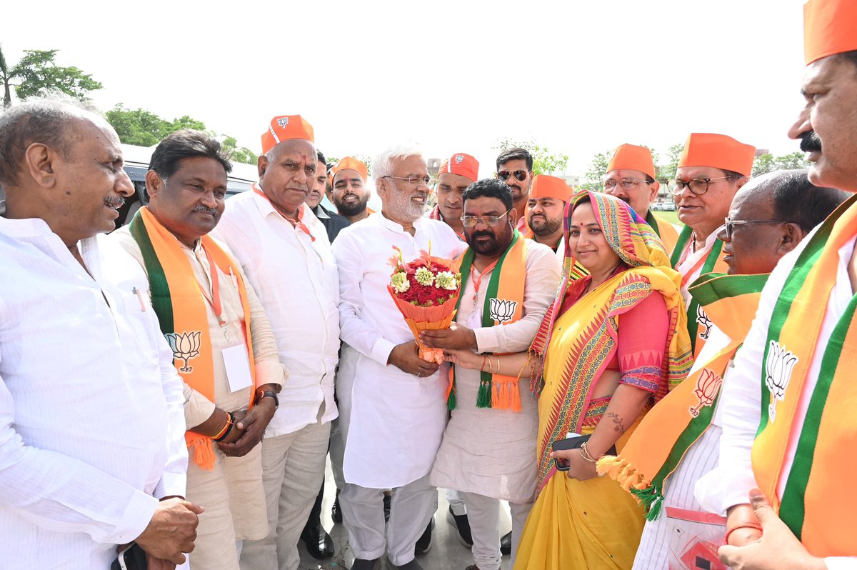 swatantrabjp's tweet photo. आज लालगंज, आजमगढ़ में ‘पं• दीनदयाल उपाध्याय प्रशिक्षण महाभियान 2026’ के अंतर्गत आयोजित भाजपा जिला प्रशिक्षण वर्ग को संबोधित किया। https://t.co/1i4vgzFS5i