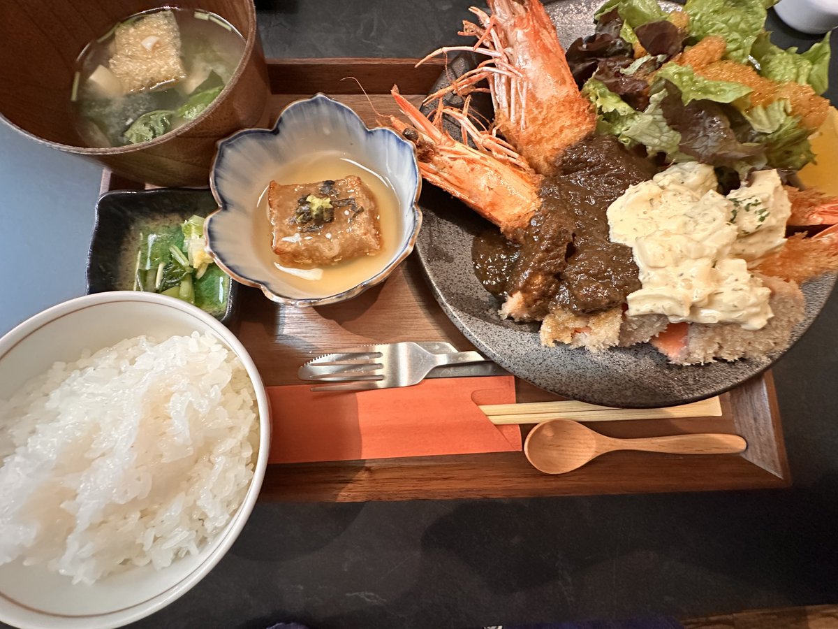 HalvmaneSpitz's tweet photo. 今日のランチ会
特大エビフライ🍤がすごく美味しかった https://t.co/l0cChkuczX