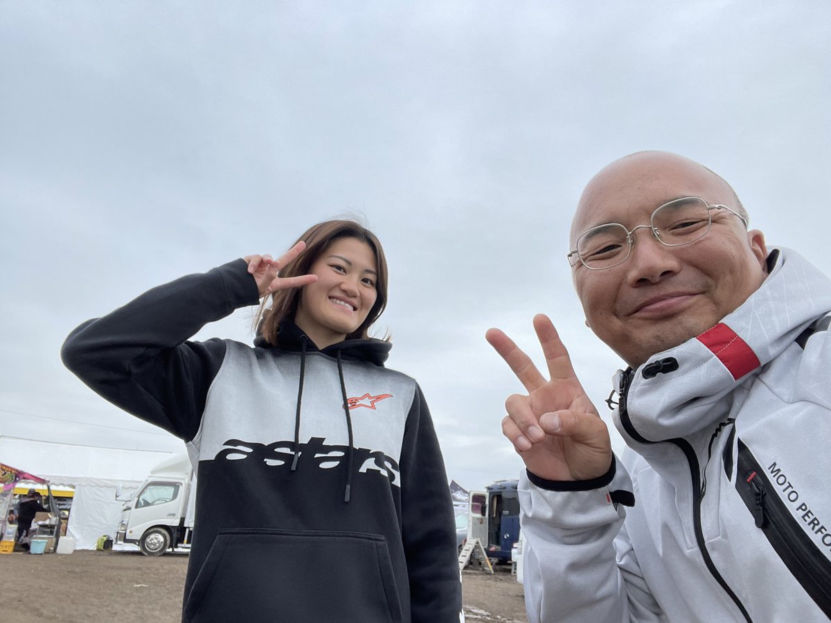 chappymove1216's tweet photo. 全日本モトクロス選手権 #LMX に出場してる、 #川井麻央選手 (先生)コースサイドで佇む姿も、王者の風格👑でも、お声掛けすると、めっちゃ優しいんです☺️
今日はお土産忘れちゃったので、次回は忘れずに、お渡ししよう😅
明日の決勝も、頑張って下さい😆
#JMX https://t.co/35s6bSHBrL