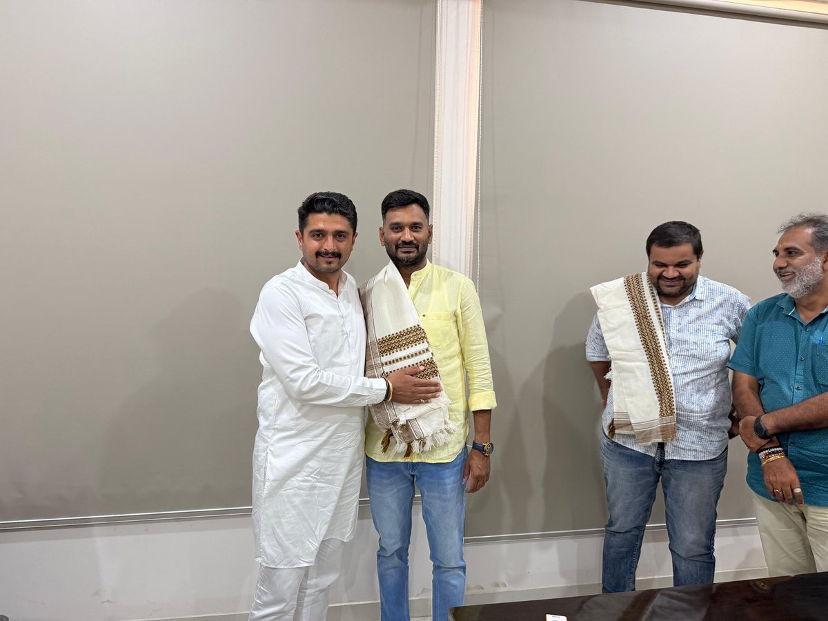 meetthackerbjp's tweet photo. શ્રી ભુજ નગરપાલિકાના નવ નિયુક્ત હોદેદારો ને મળી ને તેમને હાર્દિક શુભકામનાઓ પાઠવી તથા જનસેવાના આ પવિત્ર કાર્યમાં નવી જવાબદારીઓ સાથે ભુજના સર્વાંગી વિકાસમાં મહત્વપૂર્ણ યોગદાન આપે તેવી શુભેચ્છાઓ વ્યક્ત કરી. https://t.co/JCnsaOH1IR