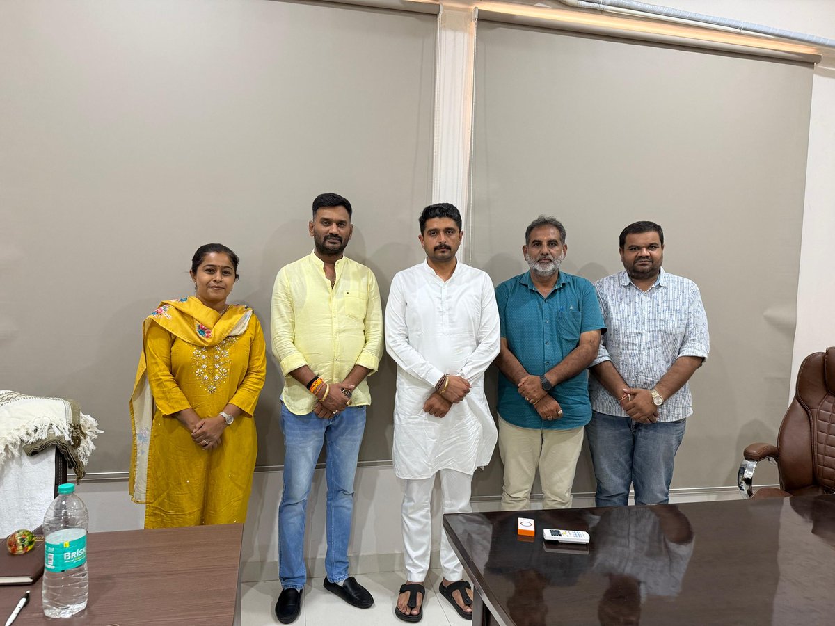 meetthackerbjp's tweet photo. શ્રી ભુજ નગરપાલિકાના નવ નિયુક્ત હોદેદારો ને મળી ને તેમને હાર્દિક શુભકામનાઓ પાઠવી તથા જનસેવાના આ પવિત્ર કાર્યમાં નવી જવાબદારીઓ સાથે ભુજના સર્વાંગી વિકાસમાં મહત્વપૂર્ણ યોગદાન આપે તેવી શુભેચ્છાઓ વ્યક્ત કરી. https://t.co/JCnsaOH1IR