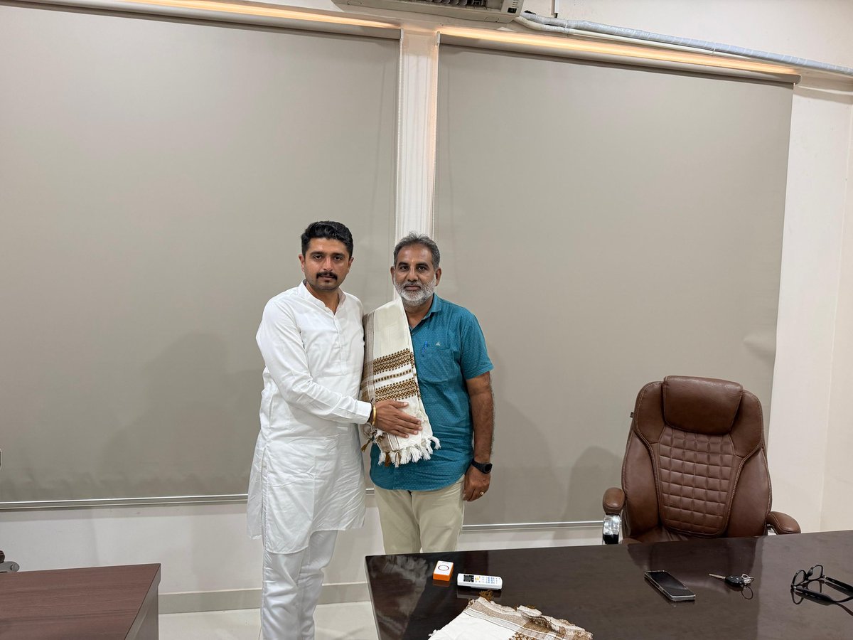 meetthackerbjp's tweet photo. શ્રી ભુજ નગરપાલિકાના નવ નિયુક્ત હોદેદારો ને મળી ને તેમને હાર્દિક શુભકામનાઓ પાઠવી તથા જનસેવાના આ પવિત્ર કાર્યમાં નવી જવાબદારીઓ સાથે ભુજના સર્વાંગી વિકાસમાં મહત્વપૂર્ણ યોગદાન આપે તેવી શુભેચ્છાઓ વ્યક્ત કરી. https://t.co/JCnsaOH1IR