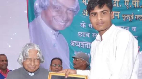 SurajKrBauddh's tweet photo. दलित शिक्षक पर भयावह हमला।

हापुड़ के होनहार रिसर्च स्कॉलर ओमपाल सिंह पर जानलेवा हमला भयावह है। कुछ बाइक सवार गुंडे उन्हें नशीला पदार्थ सुंघाकर उठा ले गए और फिर बुरी तरह हमला किया।

लोकल थाने के पुलिस अधिकारी जांच में पक्षपात कर रहे हैं। अतः इसमें SP महोदय को संज्ञान लेना चाहिए। https://t.co/YZ5hcUAPAh