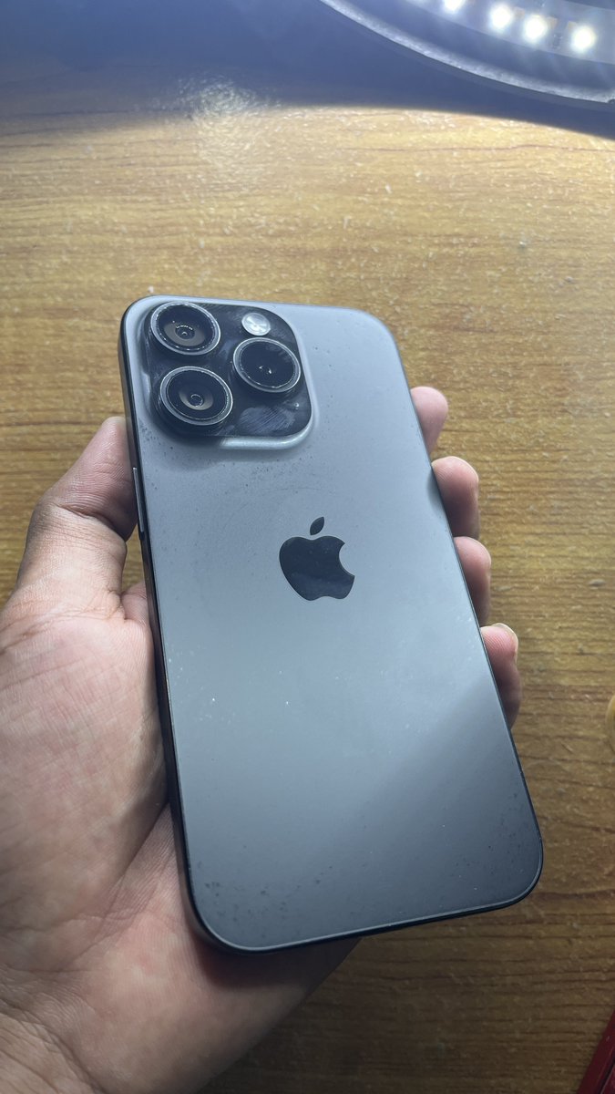 abkhr_8's tweet photo. Guys ini kalau dijual 10jt kira2 masih laku gak yah? IP 15 Pro 256gb ibox, mau jual tapi bingung harga pasarnya brp😭 https://t.co/gGje4ftQc6