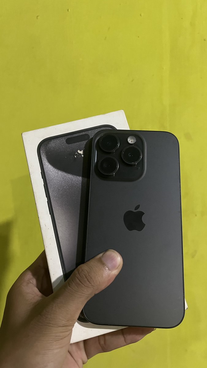 abkhr_8's tweet photo. Guys ini kalau dijual 10jt kira2 masih laku gak yah? IP 15 Pro 256gb ibox, mau jual tapi bingung harga pasarnya brp😭 https://t.co/gGje4ftQc6