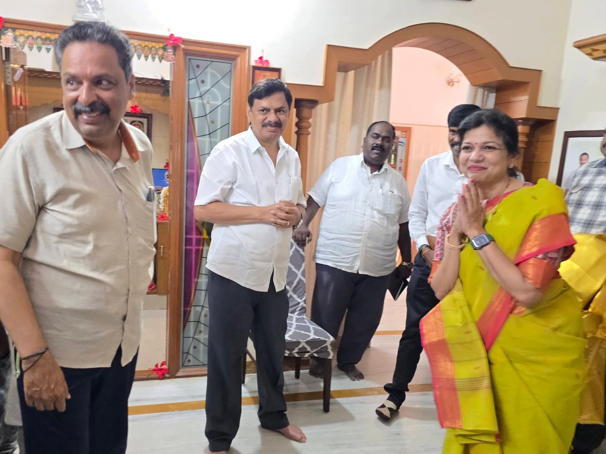 erodaivillage's tweet photo. DNC பஸ்ஸ்டாண்ட் வேனும் அப்படித்தானே பங்காளி ...
காரியம் ஆகனும்னா ஓடிவந்து கால் ல விழுவதில் பங்காளிக்கு நிகர் பங்காளி தான் வேறு யாரும் இல்லை..

வாழை நார் வேனுமாங்க @DrSenthil_MDRD னு கேட்கமாட்டேன் ...சொன்ன மாதிரியே திமுக பலி கொடுத்துட்டதா ...லக் எம்.பி தான் அன்று https://t.co/0MrFniZAdH
