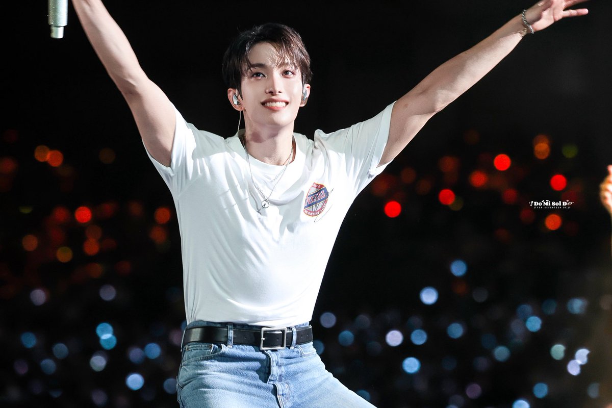 KyeomsBaekery's tweet photo. DOKYEOM LOOKS SO BROAD😵‍💫😵‍💫😵‍💫 AND HIS ARMS….. #도겸 https://t.co/NnhQAaDbQX