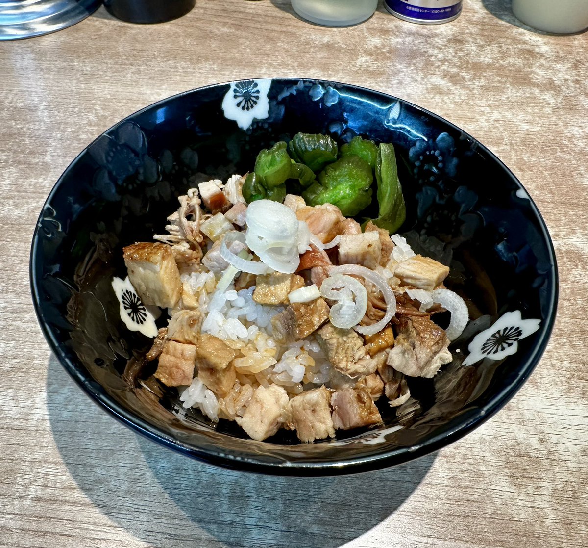 Back_Rahmen's tweet photo. 20260523
No.50

『野良裏家』

特撰 野良裏家 B
　＋たまねぎ、味付けうずらのたまご
　＋裏(カエシ変更) NEW
半半肉ごはん

#野良裏家
#家系
#最強！！
#激激美味！！！！
#接客神 
#社長が粋な人
#いつもありがとうございます
#蘇我
. https://t.co/FpAJf7v7Mk