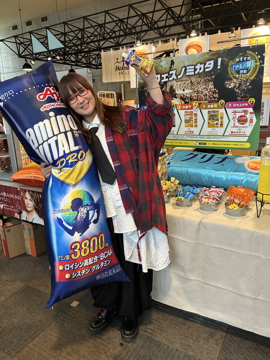 okuhanako's tweet photo. 「HAKUBA ヤッホー! FESTIVAL 2026」
長野県白馬岩岳マウンテンリゾート　
ヒトトキノモリステージで歌わせて頂きました！ありがとうございました！
これまでで1番標高が高い場所で歌えて、『ヤッホー』と皆さんと一緒に歌えて、リフトにも乗れて、美味しい白馬のご飯を食べることができて、最高な日になりました！

最後の写真は主催者の井関さんと明日出演されるスキマスイッチの常田さんと♪明日も白馬にいたかったー😭

さきほど車で帰ってきました！
またここからアルバム作り頑張るぞ！

#奥華子　#ヤッホーフェス　#白馬