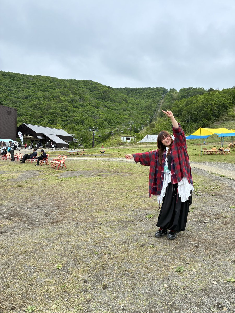 okuhanako's tweet photo. 「HAKUBA ヤッホー! FESTIVAL 2026」
長野県白馬岩岳マウンテンリゾート　
ヒトトキノモリステージで歌わせて頂きました！ありがとうございました！
これまでで1番標高が高い場所で歌えて、『ヤッホー』と皆さんと一緒に歌えて、リフトにも乗れて、美味しい白馬のご飯を食べることができて、最高な日になりました！

最後の写真は主催者の井関さんと明日出演されるスキマスイッチの常田さんと♪明日も白馬にいたかったー😭

さきほど車で帰ってきました！
またここからアルバム作り頑張るぞ！

#奥華子　#ヤッホーフェス　#白馬
