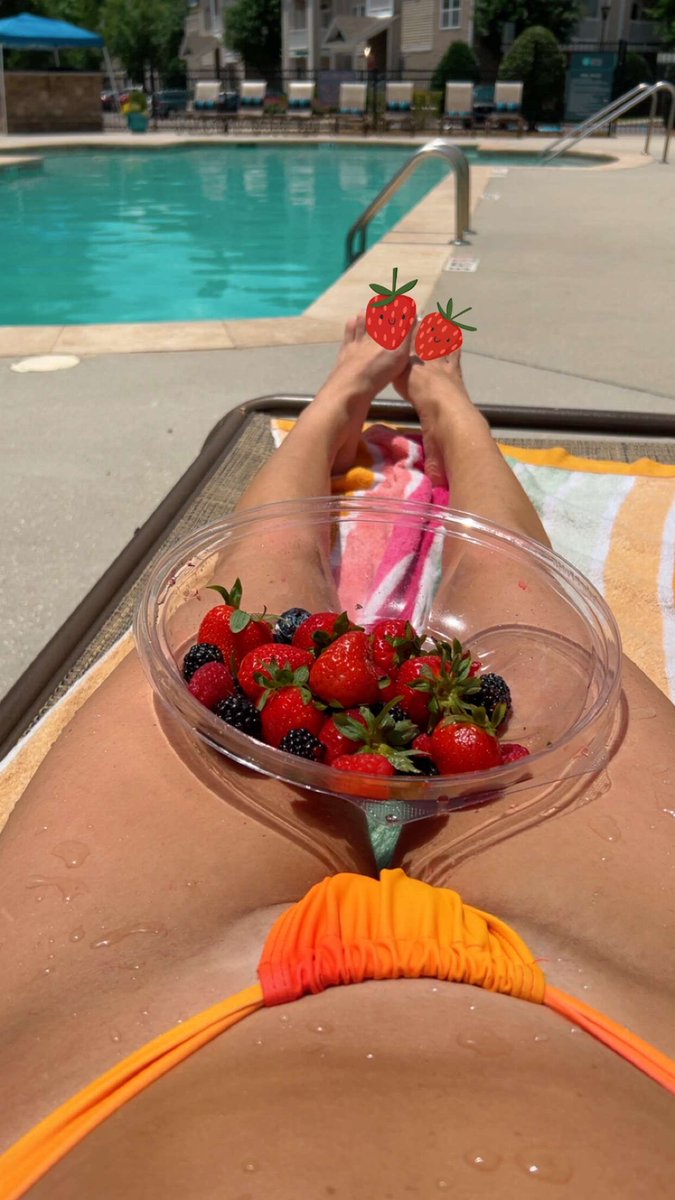 lexxxijadeee's tweet photo. what are you eating first? 😜 https://t.co/xdolVFcEiY