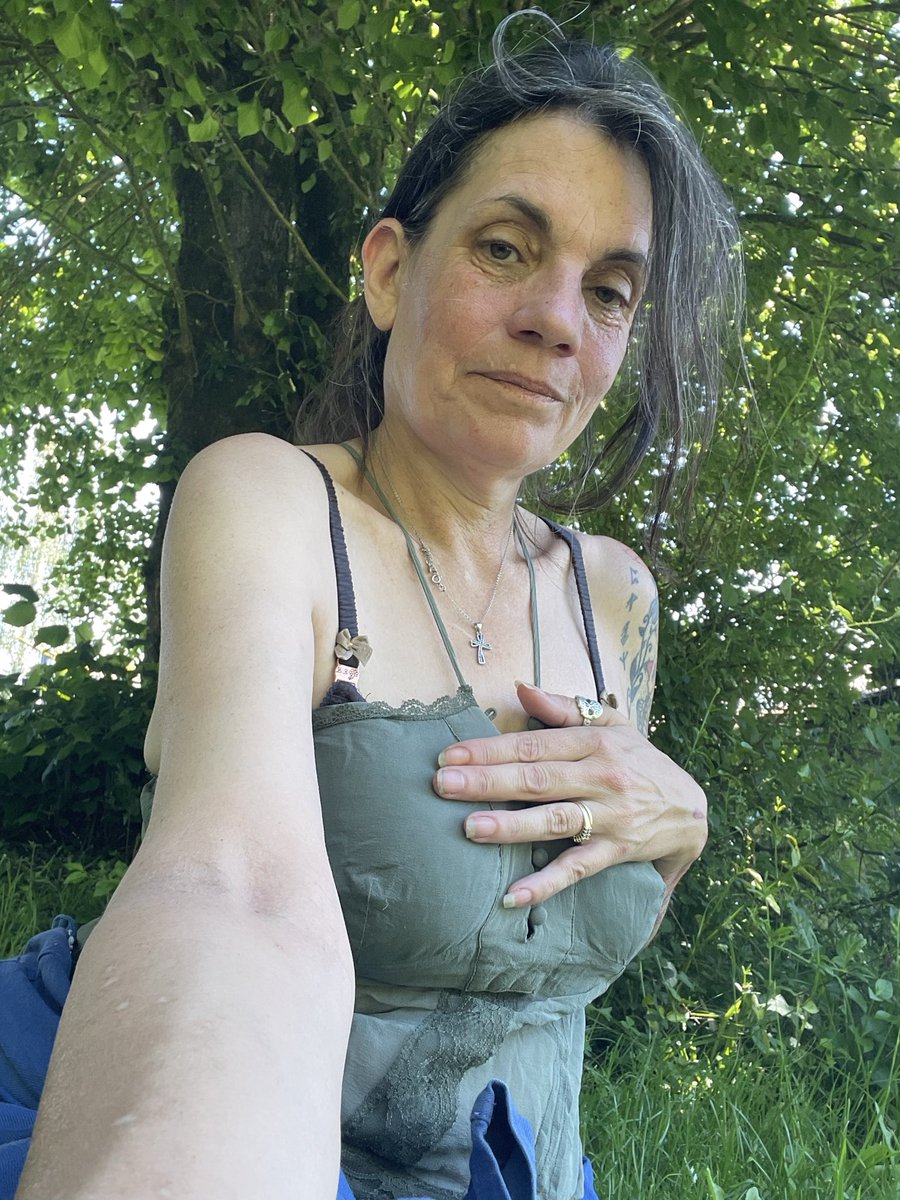 pixiepunkmama's tweet photo. Working on a chain gang 🤣🤣 hidden me blue overalls well 🤦🏻‍♀️ https://t.co/draUgSAcOf
