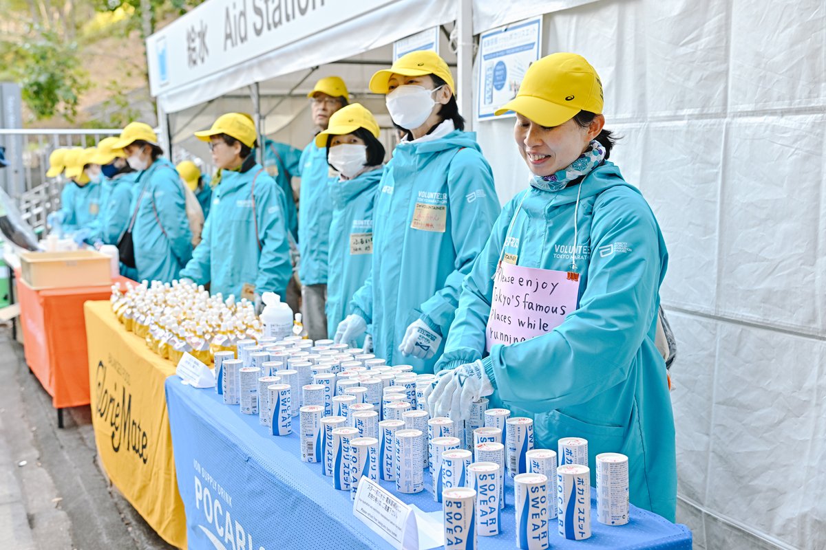 tokyo42195_org's tweet photo. Happy National Volunteer Week!!🌏

東京マラソン2026を特別な一日にしてくださったすべてのボランティアの皆さん、本当にありがとうございました🤝

参加された皆さんは、ぜひ当日の思い出や印象に残っている瞬間をコメントで教えてください💭

📚東京マラソンを通じて生まれたつながりのストーリー
「支え合うことでつながる力」— 東京マラソンの現場で育まれた、ボランティア同士の絆 —
🔗 https://t.co/ZDsbfyVGVE

【10月18日(日)開催】 東京レガシーハーフマラソン2026のボランティア募集要項はこちら💡
https://t.co/pcPr0rkq3U

👇ぜひYouTubeのチャンネル登録もお願いします！