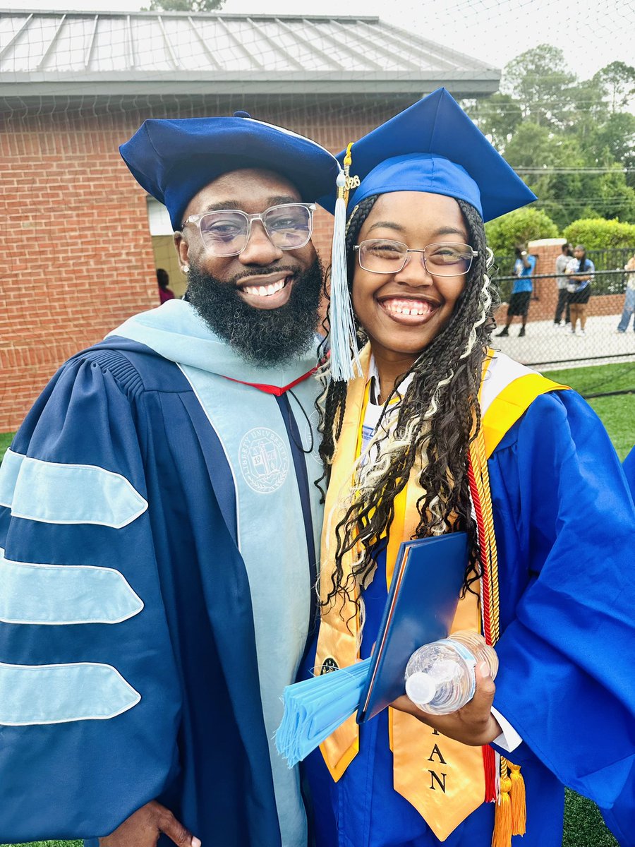 akjohnsonEdS's tweet photo. Graduation was amazing!!!! https://t.co/YSzSCnLdBB