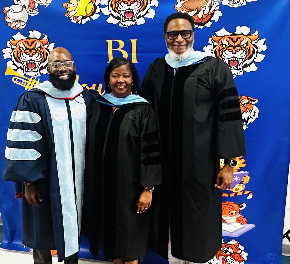 akjohnsonEdS's tweet photo. Graduation was amazing!!!! https://t.co/YSzSCnLdBB