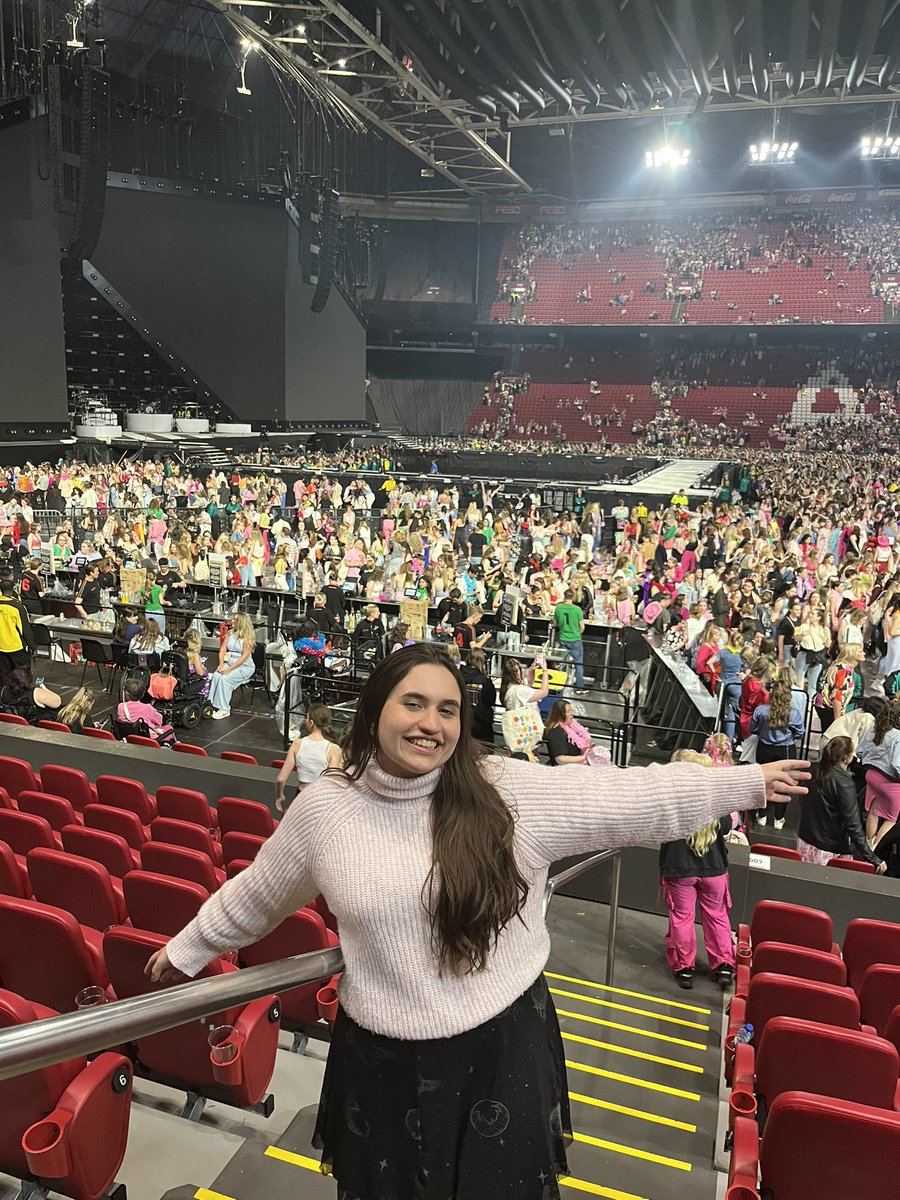 clameetsworld's tweet photo. Please please please @HSHQ 🪩🪩🪩🪩 section 127 needs a 📷🕺 https://t.co/BGBrlIiEz9