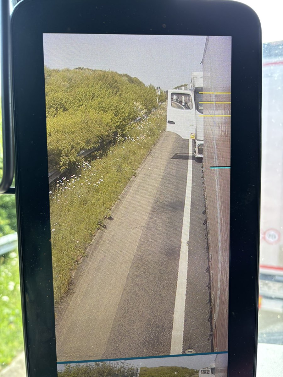 Zaple01's tweet photo. 🇨🇿 Malá realita z Anglie. Angličané znovu zavedli operaci Brock z důvodu svátků. Za 7 hodin jsem ujel 36 km. V přístavu jsou všechny lajny vyhrazené pro osobní auta, pouze jedna lajna pro nákladní dopravu. 

Děkujeme ti Anglie za tvůj skvělý přístup k řidičům nákladní dopravy. https://t.co/fCWBeZGsX2