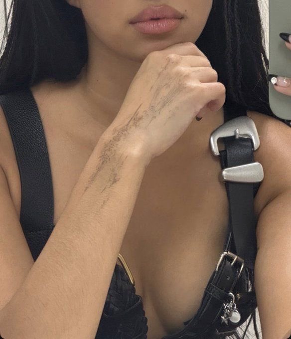 karskatzzz's tweet photo. she has the prettiest tattoos https://t.co/shQ2vXyiW5