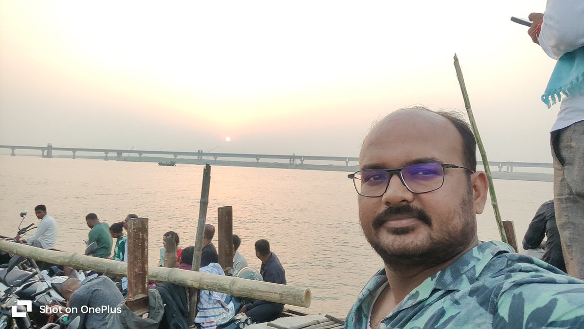 kumar16297's tweet photo. विक्रमशिला सेतू क्षतिग्रस्त होने की वजह से नौका के सहारे https://t.co/IBWpt9ULcJ