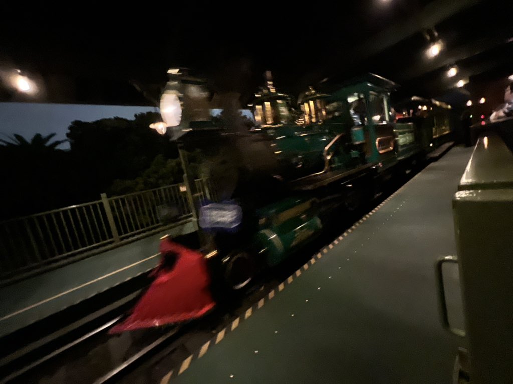 3CaJD's tweet photo. イヤァ今日も楽しいディズニーランドでしたよ👏 https://t.co/ZTikTRWAw3