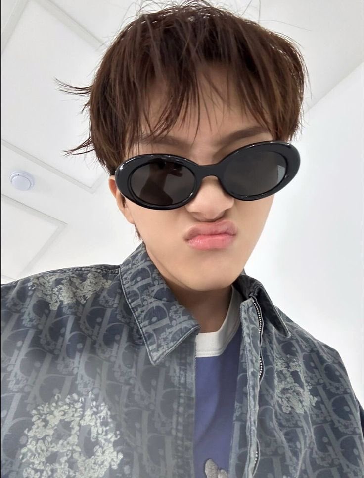 HexedWoonhak's tweet photo. Genz gak suka pake baju formal kayak bapak bapak gt https://t.co/wKZkEVpu9Q