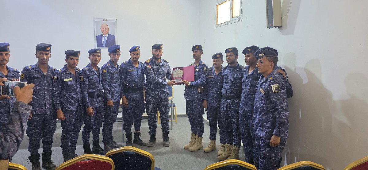 Help_Marib's tweet photo. عقد قائد قوات النجدة بمحافظة مأرب، العميد الركن أحمد سعيد دركم، لقاءً بالضباط الخريجين حديثاً من منتسبي قوات النجدة من الكليات العسكرية والأمنية. https://t.co/c9asKTVCvP