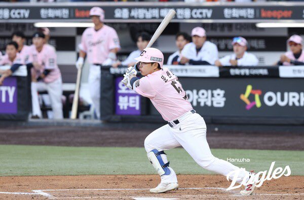 ifofdo's tweet photo. 누군가는 스타는 기록으로 만들어진다고 말한다.
하지만 지금 대전 팬들은 알고 있다. 진심으로 뛰는 선수는 기록보다 먼저 사람의 마음을 움직인다는 사실을.

그리고 문현빈은 지금, 대전에서 가장 뜨거운 이름이 되어가고 있다. https://t.co/4UQRMeYMAG