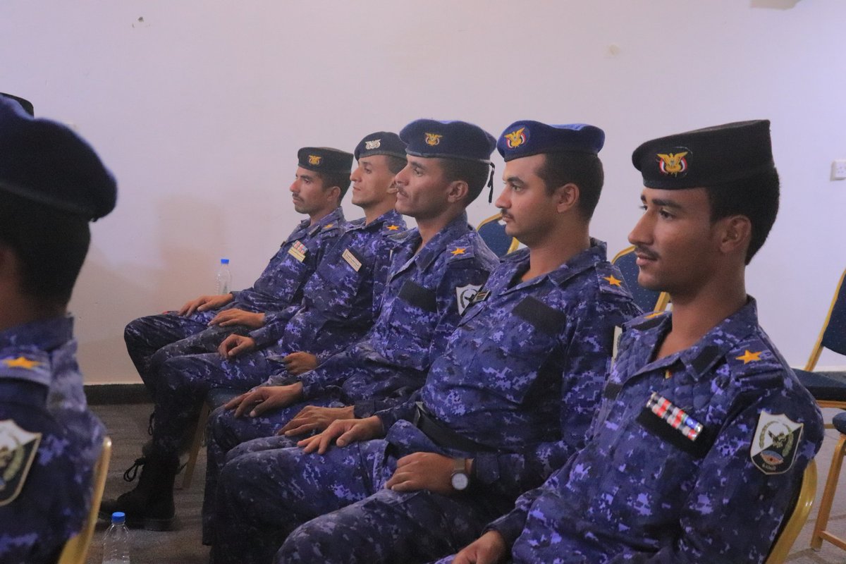 Help_Marib's tweet photo. عقد قائد قوات النجدة بمحافظة مأرب، العميد الركن أحمد سعيد دركم، لقاءً بالضباط الخريجين حديثاً من منتسبي قوات النجدة من الكليات العسكرية والأمنية. https://t.co/c9asKTVCvP