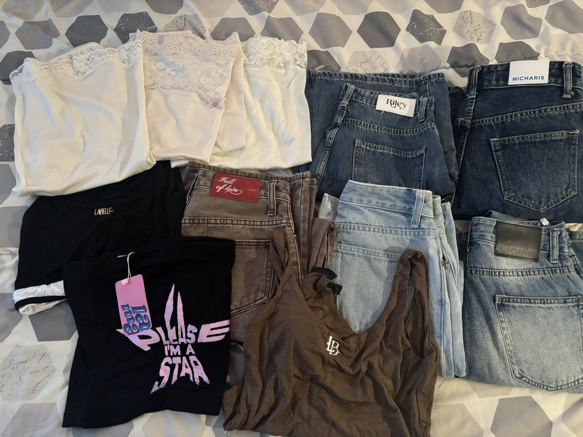 bubina53717617's tweet photo. ปล่อยเสื้อผ้าอจ แฟ บางตัวยังเหลือน้า เน้นหมด เค้าต้องย้ายหอแน้ว  
•ไลฟ์ช่องทางตตน้า: https://t.co/OAJ2CG197l
•มาดึกหน่อยน้า 3ทุ่มได้🥺

#ส่งต่อเสื้อผ้า #ส่งต่อเสื้อผ้ามือสอง #เสื้อผ้ามือ2  #ส่งต่อ #เสื้อผ้ามือสอง #โล๊ะตู้เสื้อผ้า #ส่งต่อcintage #ส่งต่อstylist #bemingส่งต่อ https://t.co/L1OJieIojp