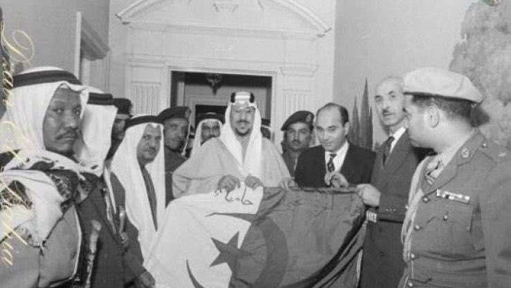 SaudiNewsFR's tweet photo. 🇸🇦 🇩🇿 | LE SAVIEZ-VOUS ❓

Le #Hajj sous le règne du Roi Saud portait un slogan exceptionnel en 1957 avec les couleurs et le nom de l'Algérie.

À l'époque, le Roi Saud avait désigné le 15 Sha'ban de chaque année hégirienne comme jour de collecte de dons publics pour soutenir la révolution algérienne et l'indépendance de l'#Algérie. Il avait également alloué 250 000 livres sterling du budget général annuel du Royaume d'#Arabie_Saoudite à l'Algérie.